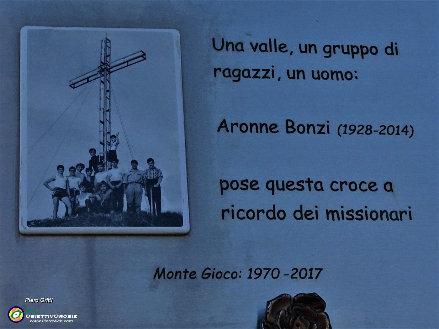 45 Alla croce di vetta del Monte Gioco (1366 m) posta 51 anni fa.JPG